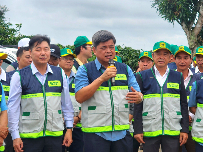 Thứ trưởng Trần Thanh Nam cùng tổ khuyến nông cộng đồng thăm mô hình vùng nguyên liệu cà phê đạt chuẩn. Ảnh: Phương Chi.