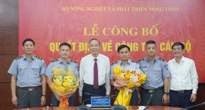 Thứ trưởng Bộ NN-PTNT Phùng Đức Tiến cùng tập thể lãnh đạo Cục Kiểm ngư chúc mừng 2 tân Phó Cục trưởng. Ảnh: Hồng Thắm.