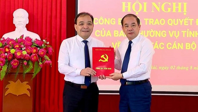 Ông Tạ Văn Long - Phó Bí thư Thường trực Tỉnh ủy, Chủ tịch HĐND tỉnh trao Quyết định điều động ông Trần Nhật Tân giữ chức Bí thư Đảng ủy Khối cơ quan và doanh nghiệp.