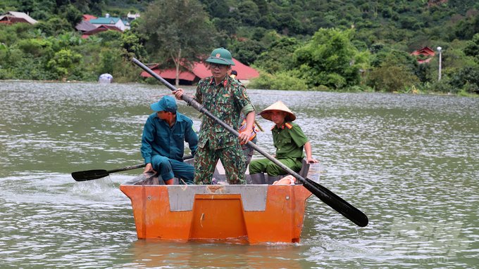 Các lực lượng chức năng, đoàn viên thanh niên tham gia ứng phó, khắc phục thiệt hại theo phương châm '4 tại chỗ'. Ảnh: Quang Dũng.