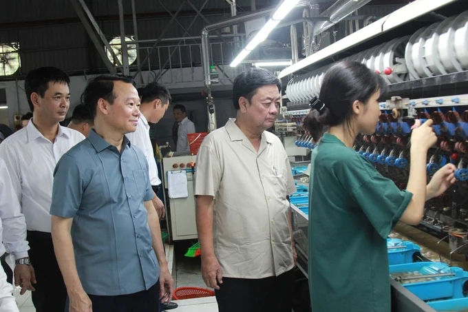 Minister of Agriculture and Rural Development Le Minh Hoan (second from right) during a recent visit to the silk nursery factory of Yen Bai Mulberry Joint Stock Company. Photo: Thanh Tien.