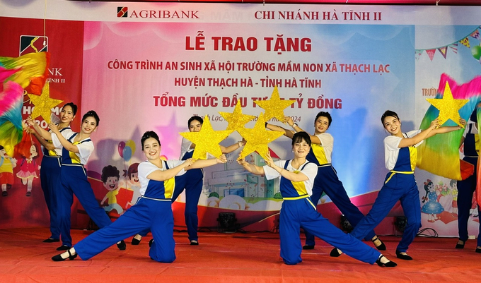 Chương trình văn nghệ tại lễ trao tặng công trình an sinh xã hội do Agribank tài trợ. Ảnh: Thanh Nga.