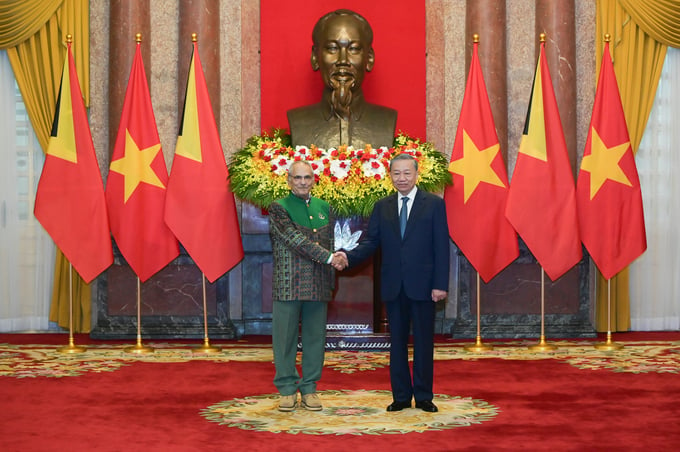 President To Lam posing for a commemorative photo with President of Timor-Leste Jose Ramos-Horta before their talks on the morning of August 1. Photo: Tung Dinh.