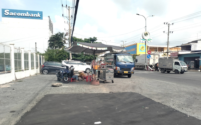 Tài xế mặc nhiên đậu xe bốc dỡ hàng hóa bên ngoài nhưng không vào bến xe, gây nguy cơ mất an toàn giao thông. Ảnh: Minh Đảm.