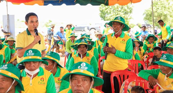 Bà con nông dân Campuchia chia sẻ niềm vui cùng Phân Bón Cà Mau.