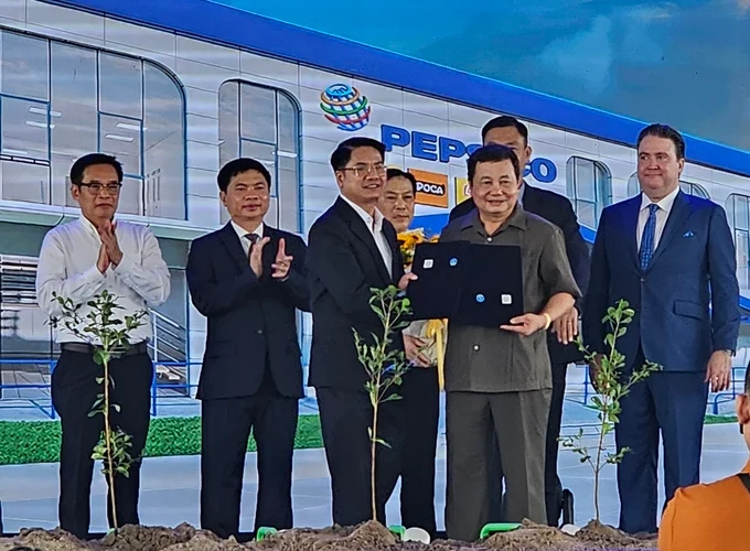 Leaders of PepsiCo Vietnam Food Company announced sponsorship of the programs: 'Supporting sustainable agricultural value chains' and 'Improving skills and labor quality of Ha Nam youth'. Photo: Nam Khanh.