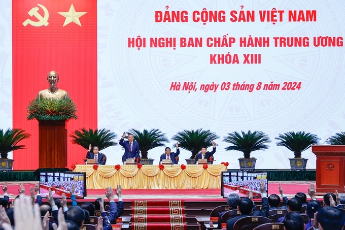 Các đại biểu biểu quyết thông qua chương trình làm việc.