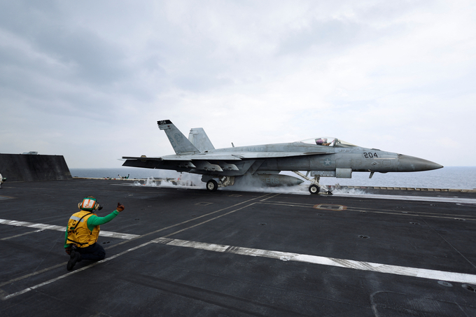 Một máy bay chiến đấu F/A-18E Super Hornet cất cánh từ tàu sân bay USS Dwight D. Eisenhower ở phía Nam Biển Đỏ, Trung Đông, hồi tháng 2/2024. Ảnh: Reuters.