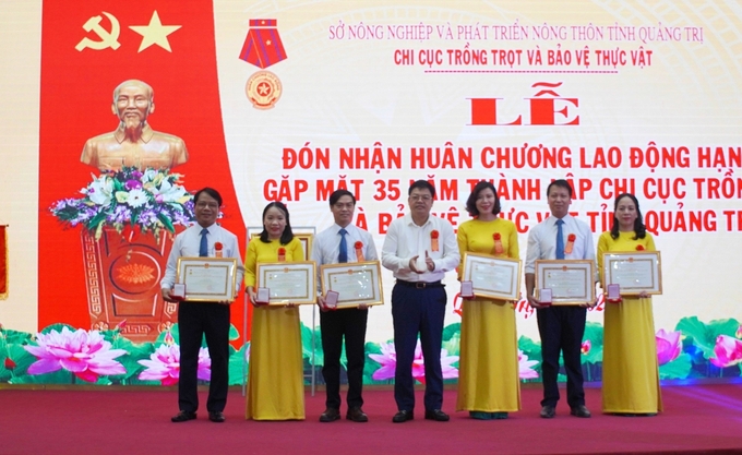 Lãnh đạo tỉnh Quảng Trị trao kỷ niệm chương cho các cá nhân thuộc Chi cục Trồng trọt và BVTV. Ảnh: CĐ.