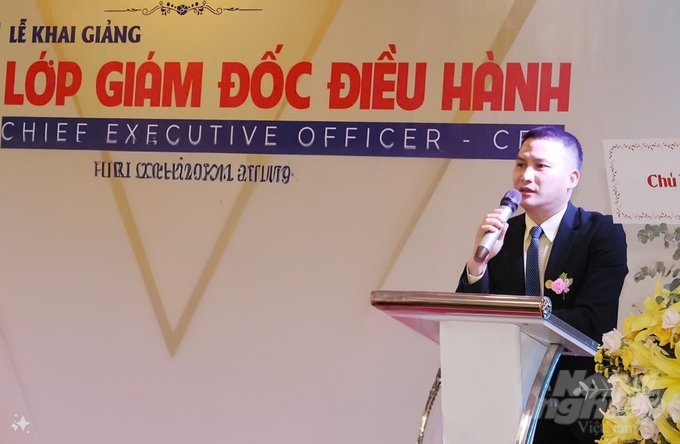 Ông Nguyễn Quang Sáng - Viện trưởng Viện khoa học công nghệ và phát triển doanh nghiệp phát biểu tuyên bố khai giảng. Ảnh: Minh Sáng.