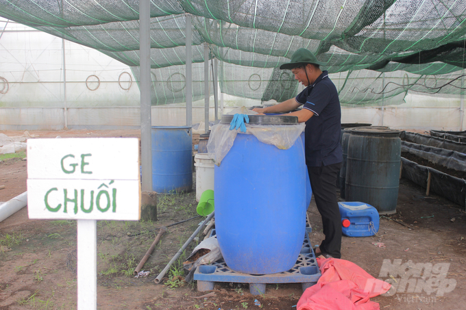 Nhiều giải pháp sáng tạo Unifarm ứng dụng để ủ phân compost, chiết tách enzym chuối đáp ứng sản xuất xanh, tuần hoàn khép kín. Ảnh: Trần Trung.