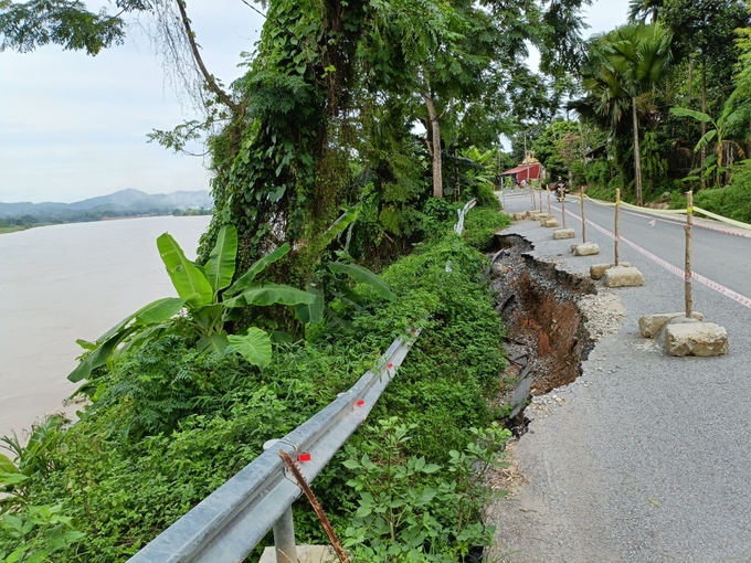 Nguy cơ mất đường và nguy hiểm cho người, phương tiện qua lại nếu không có biện pháp khắc phục sớm. Ảnh: Thanh Tiến.