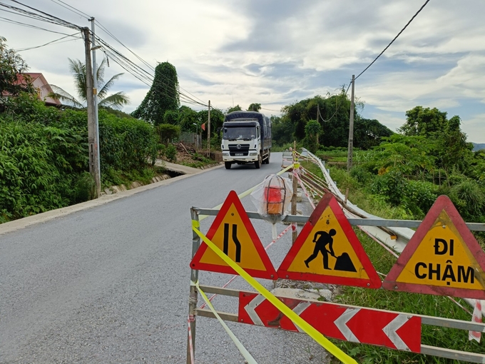 Đoạn đường có lượng phương tiện qua lại lớn, đặc biệt nguy hiểm vào ban đêm khi qua khu vực sạt lở này. Ảnh: Thanh Tiến.