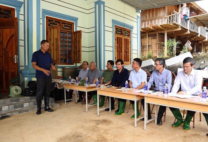 Phó Thủ tướng Lê Thành Long nghe Phó Chủ tịch UBND tỉnh Sơn La Nguyễn Thành Công báo cáo tình hình thiêt hại do mưa lũ gây ra. Ảnh: VGP.