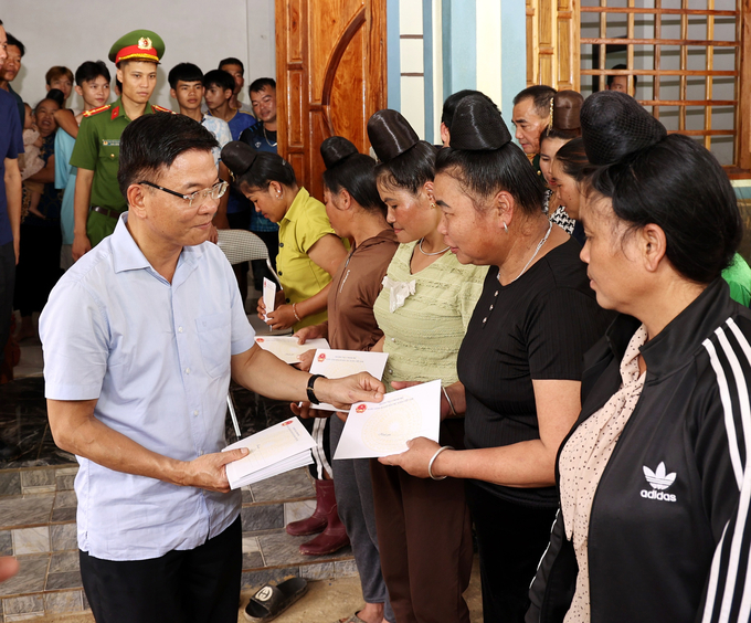 Phó Thủ tướng Lê Thành Long tặng quà, thăm hỏi động viên người dân vùng ngập lụt. Ảnh: VGP.