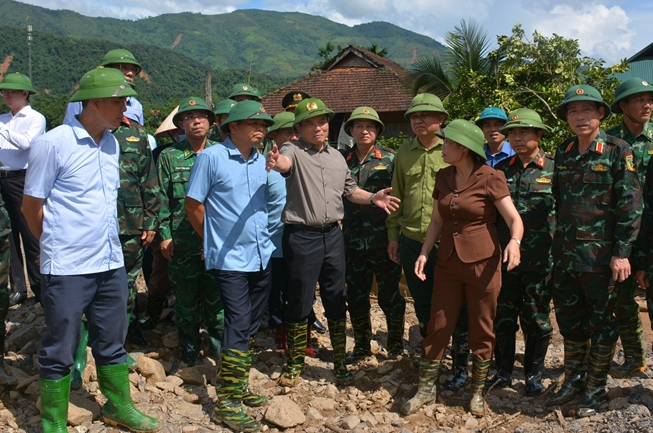 Phó Thủ tướng Trần Lưu Quang thị sát khu vực xảy ra lũ quét tại bản Lĩnh, xã Mường Pồn, huyện Điện Biên. 