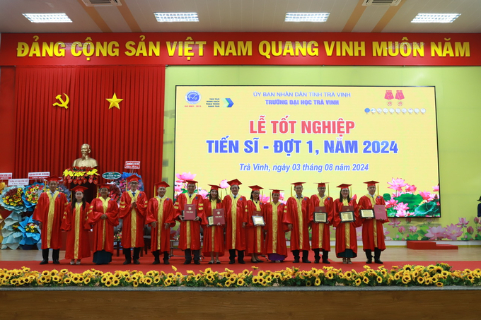 Trường Đại Trà Vinh vừa tổ chức lễ tốt nghiệp cho 7 tiến sĩ và 408 thạc sĩ. Ảnh: Thanh Sơn.