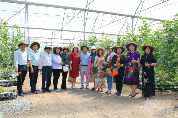 General Director of Unifarm Pham Quoc Liem (middle) shares production experience with partners and scientists when they visit the company. Photo: Tran Trung.