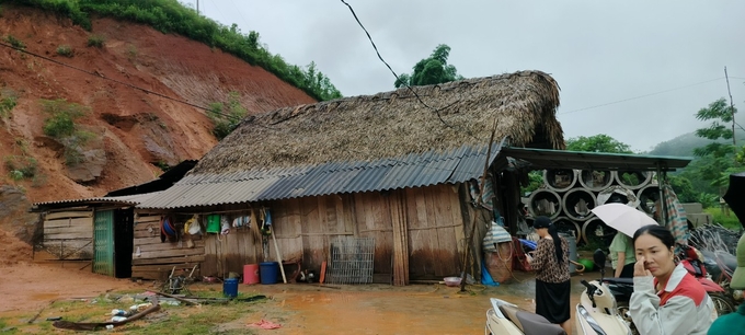 Một hộ dân phải di dời khẩn cấp đến nơi ở an toàn để bảo vệ tính mạng và tài sản. Ảnh: Hải Đăng.