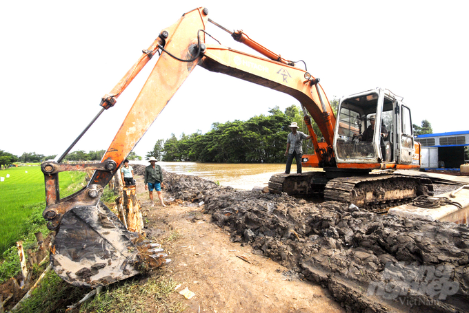 Các địa phương trong tỉnh Đồng Tháp đang ra sức bảo vệ các đê bao nhằm đảm bảo sản xuất nông nghiệp không bị thiệt hại do thiên tai. Ảnh: Lê Hoàng Vũ.