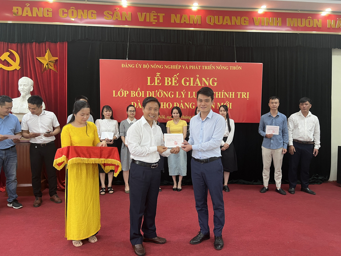 Đồng chí Nguyễn Văn Trường, Phó Bí thư Thường trực Đảng ủy Bộ NN-PTNT trao chứng nhận cho các học viên.