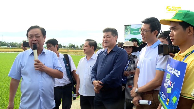 Bộ trưởng Lê Minh Hoan và Giám đốc Trung tâm Khuyến nông Quốc gia Lê Quốc Thanh nói chuyện với bà con nông dân. Ảnh: Quang Dũng. 