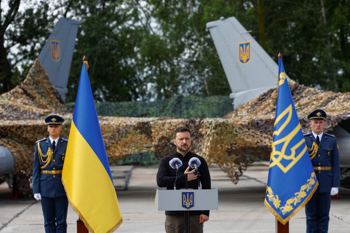 Tổng thống Ukraine Volodymyr Zelensky phát biểu bên cạnh 2 chiếc chiến đấu cơ F-16 hôm 4/8. Ảnh: Reuters.