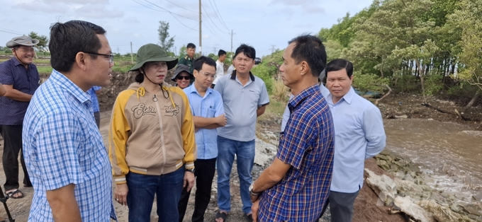 Theo lãnh đạo Sở NN-PTNT Bạc Liêu, nếu không sớm khắc phục sạt lở thì biển Đông có nguy cơ vỡ đê rất cao. Ảnh: Trọng Linh.