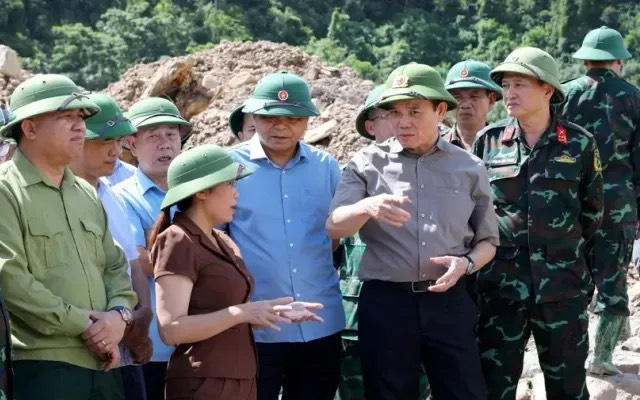 Phó Thủ tướng Trần Lưu Quang cùng đoàn công tác kiểm tra công tác khắc phục hậu quả lũ quét tại bản Lĩnh, xã Mường Pồn, huyện Điện Biên, tỉnh Điện Biên. Ảnh: Trung Kiên.