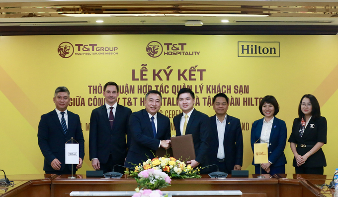 Đại diện Công ty T&T Hospitality và Tập đoàn Hilton trao thỏa thuận hợp tác.