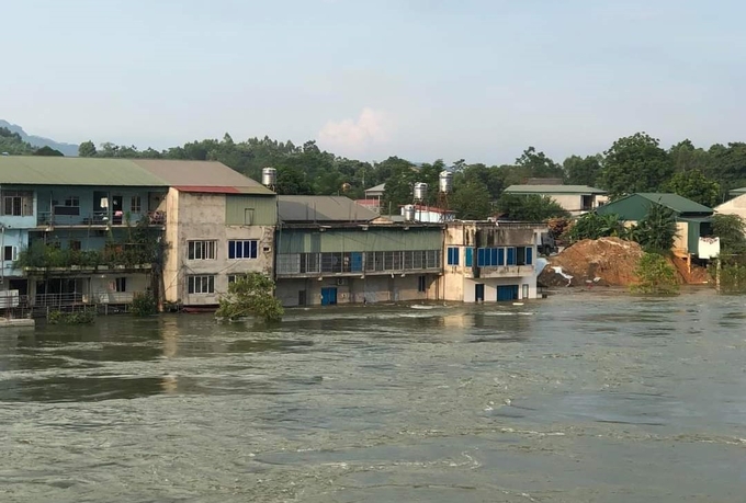 Hàng chục hộ dân các địa phương sống ven sông Chảy bị ngập úng. Ảnh: Thanh Tiến.