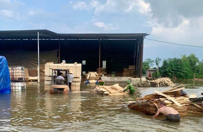 Các lực lượng ứng cứu người dân di chuyển tài sản đến nơi an toàn. Ảnh: Thanh Tiến.