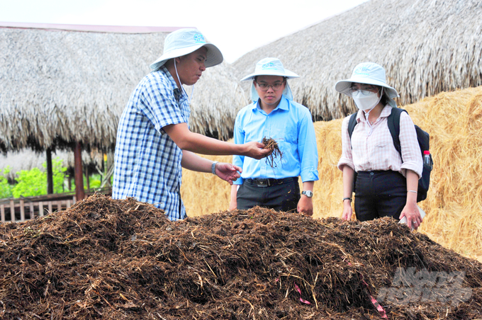 Tận dụng nguồn phế, phụ phẩm trong nông nghiệp làm phân hữu cơ vừa góp phần làm sạch môi trường, giảm phát thải, tạo công ăn việc làm và tăng thu nhập cho nông dân. Ảnh: Lê Hoàng Vũ.