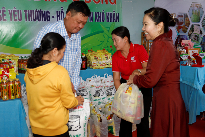 Gian hàng 0 đồng hỗ trợ phụ nữ nghèo Tiền Giang. Ảnh: Minh Đảm.