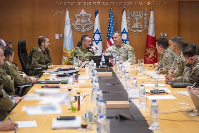 Tham mưu trưởng IDF Herzi Halevi gặp gỡ với Tư lệnh CENTCOM Michael Kurilla tại Tel Aviv hôm 5/8. Ảnh: IDF.