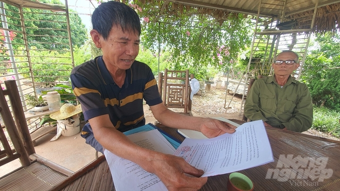 Ông Nguyễn Văn Toàn và ông Đàm Văn Lụa, hai trong 5 chủ trang trại đang bị yêu cầu di dời tài sản, vật nuôi... trên đất thuê của UBND xã Xuân Quan. Ảnh: Kiên Trung.