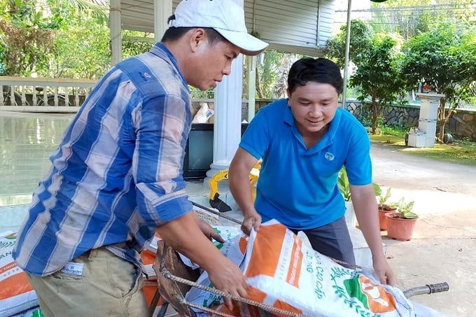 The business supports organic fertilizers for farmers. Photo: Minh Dam.