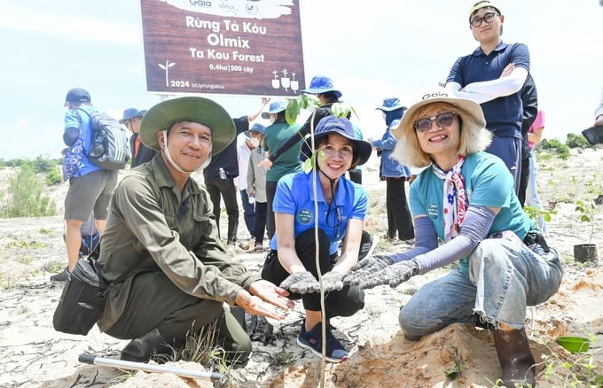 Despite the harsh and scorching weather in Binh Thuan, volunteers maintained a high spirit and braved the challenges to plant greenery in arid lands. Photo: Gaivn.org/Anh Truong.