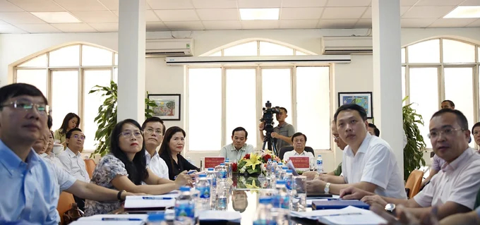 On the afternoon of August 7, Deputy Prime Minister Tran Luu Quang worked with the Fishing Vessel Monitoring Data Center (Ministry of Agriculture and Rural Development) on implementing solutions to combat illegal, unreported and unregulated (IUU) fishing. Photo: Linh Linh.