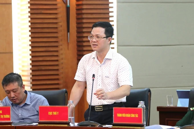 Director Nguyen Van Long discussed the African Swine Fever (ASF) vaccine during a meeting with the People's Committee of Hai Phong City. Photo: Dinh Muoi.