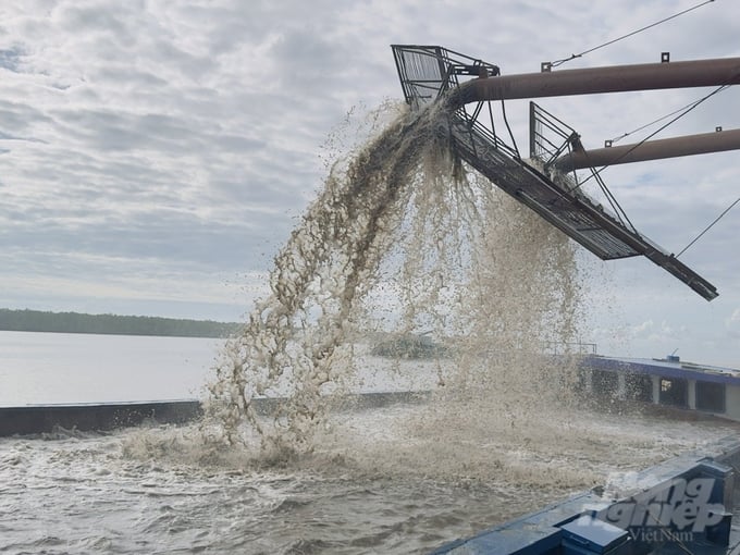 Các mỏ cát đang trong quá trình khai thác, đảm bảo các quy định, kịp thời cung ứng nguồn vật liệu san lấp cho các tuyến cao tốc.  Ảnh: Kim Anh.