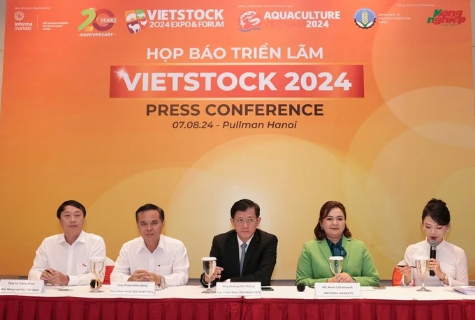 The Vietstock 2024 Organizing Committee answered some questions from journalists, reporters and attendees at the press conference. Photo: Hong Tham.