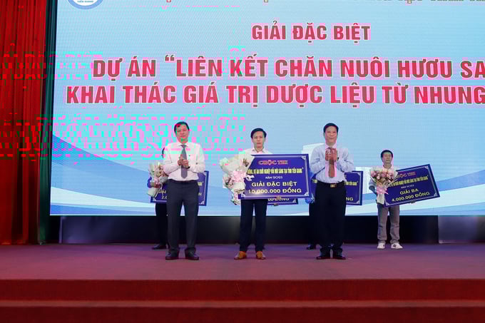khoinghiep4a-173032_32.jpg Trao giải đặc biệt cho dự án Liên kết nuôi hươu sao và khai thác giá trị dược liệu từ nhung hươu. Ảnh: Minh Đảm.
