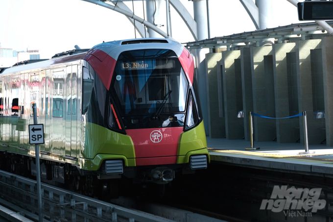 Mỗi đoàn tàu có 4 toa do Alstom (Pháp) sản xuất, sử dụng động lực phân tán với động cơ đặt dưới gầm tàu, chạy bằng điện công suất 750V DC được cấp ở đường ray thứ ba để đảm bảo tính an toàn, tính ổn định và mỹ quan đô thị, theo tiêu chuẩn an toàn của thế giới. Vỏ tàu được làm bằng hợp kim nhôm có trọng lượng nhẹ, tuổi thọ cao, được chế tạo tại Pháp.