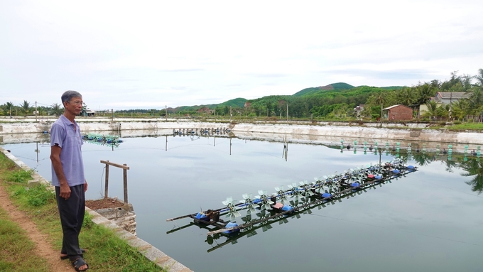 Nhiều 'tỷ phú tôm' ở thị xã Hoài Nhơn (Bình Định) ngậm ngùi nhìn những ao tôm đã từng mang đến cho mình tiền tỷ, giờ mang đến nợ nần. Ảnh: V.Đ.T.