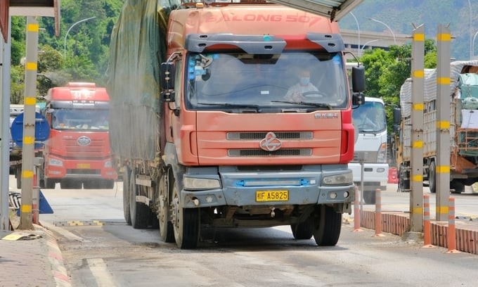 Customs clearance activities at Huu Nghi border gate in Lang Son. Photo: Bao Thang.