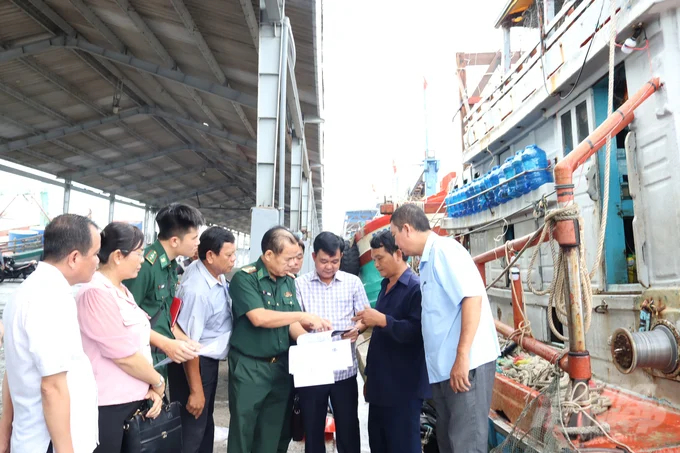 Mr Huynh Ngoc Nha, Director of the Department of Agriculture and Rural Development of Soc Trang Province, along with relevant agencies, inspected the actual activities to combat IUU fishing at Tran De Fishing Port (Tran De District). Photo: Kim Anh.