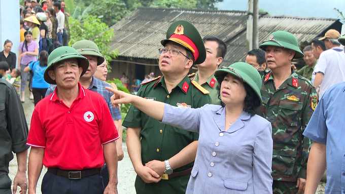 Lãnh đạo tỉnh Bắc Kạn chỉ đạo khắc phục vụ sạt lở đất tại huyện Pác Nặm. Ảnh: Ngọc Tú. 