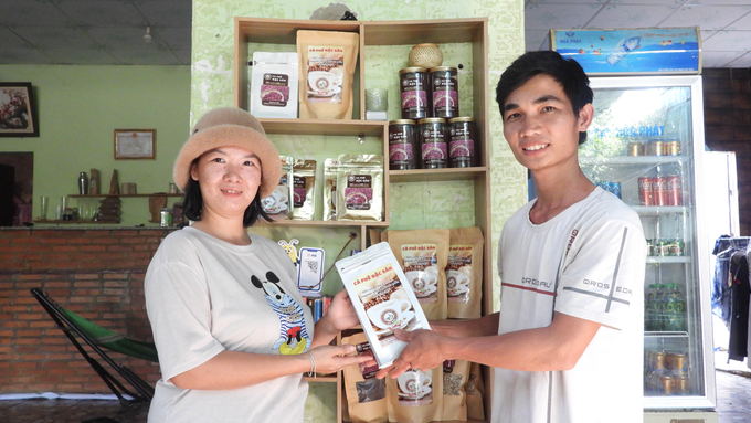 Consumers highly evaluate Bu Dop Pure Coffee Cooperative's products. Photo: Tran Trung.