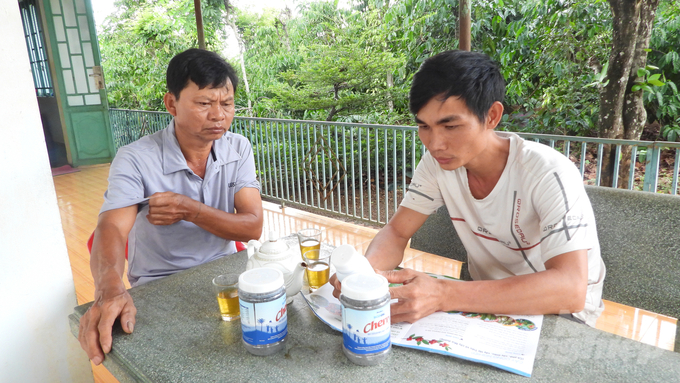 Ngoc (right) providing guidance on the technical process of caring for organic coffee to cooperative members. Photo: Tran Trung.